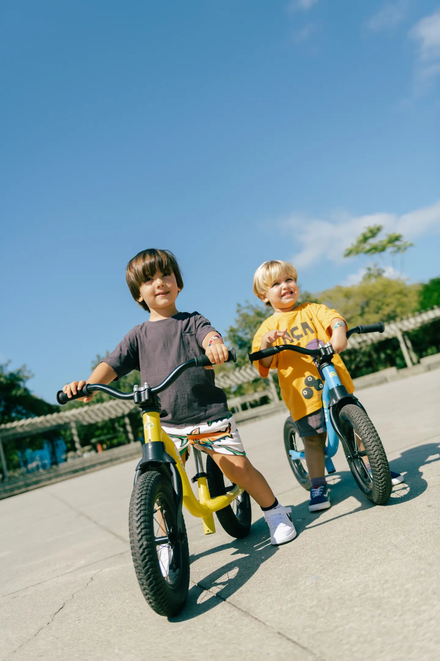Crianças andando de bicicleta de equilíbrio