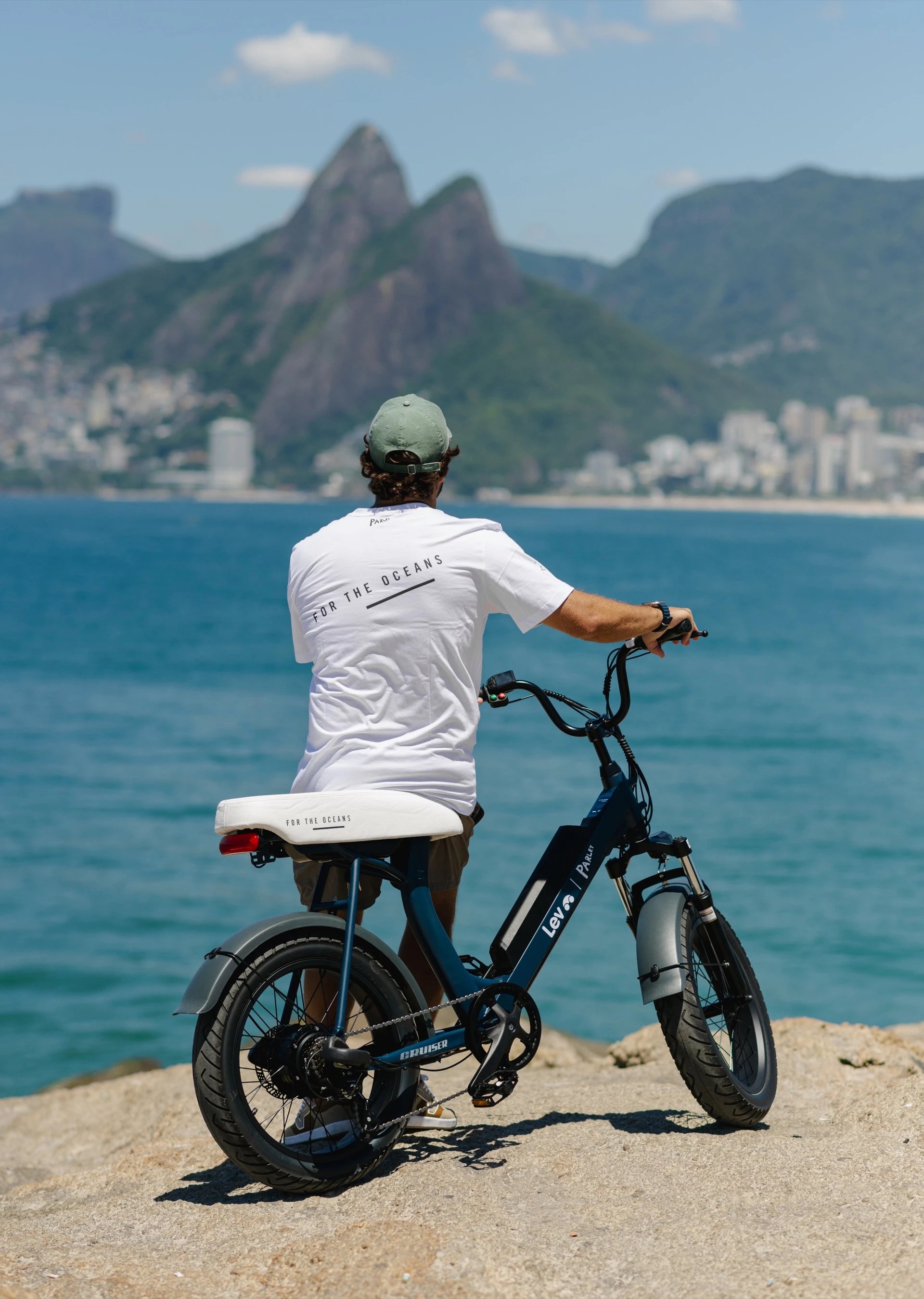 Pessoa de bicicleta Lev diante do oceano, parceria com a Parley