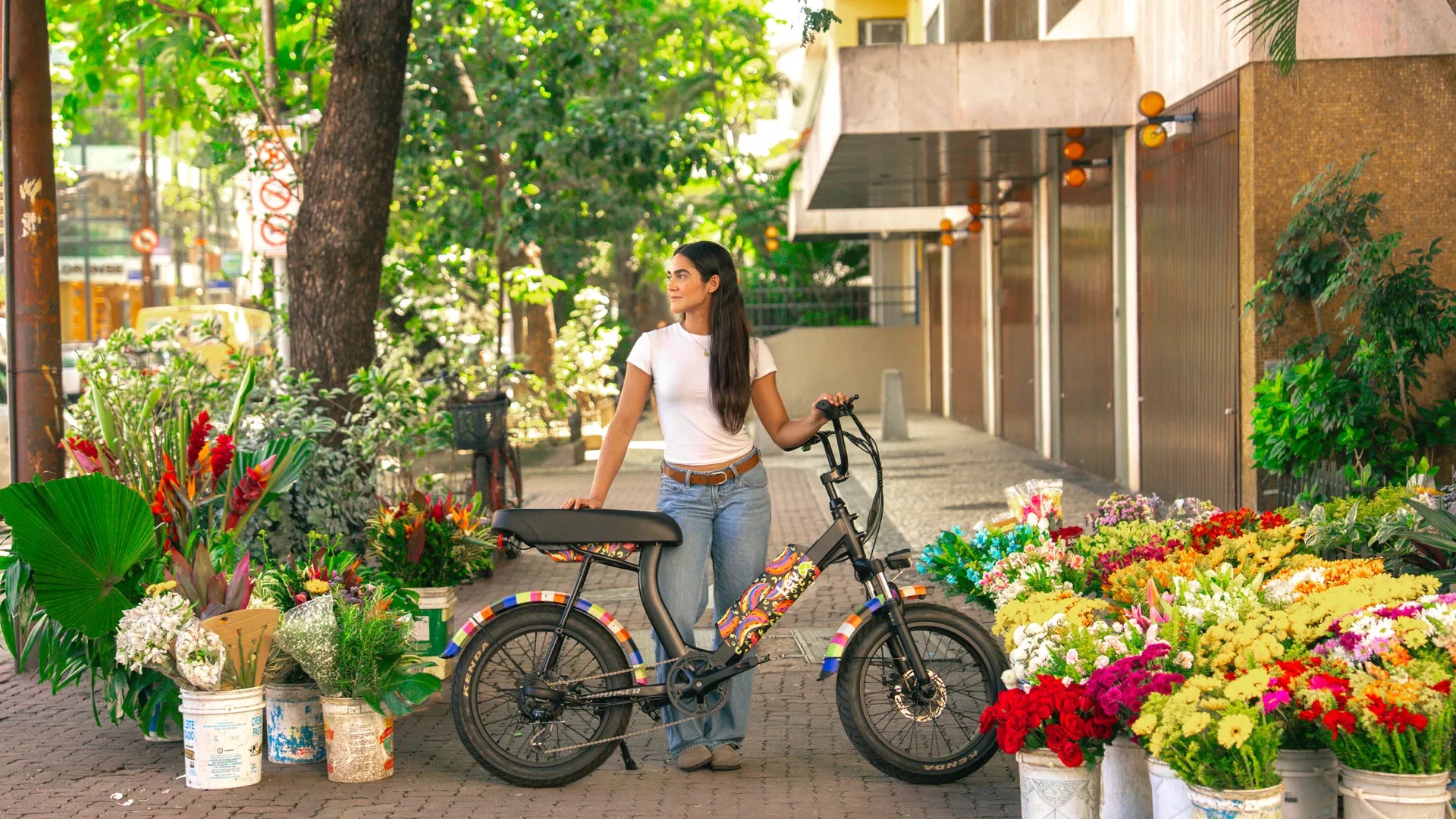Modelo com bike Lev Bananada no mercado