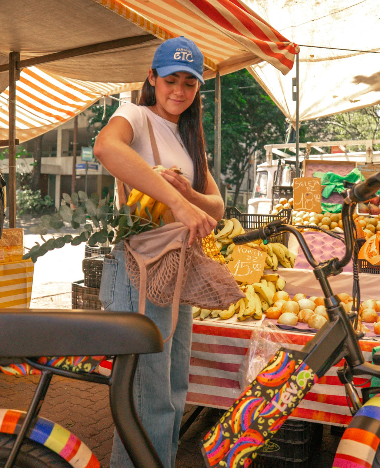 Modelo com bike Lev Bananada no mercado