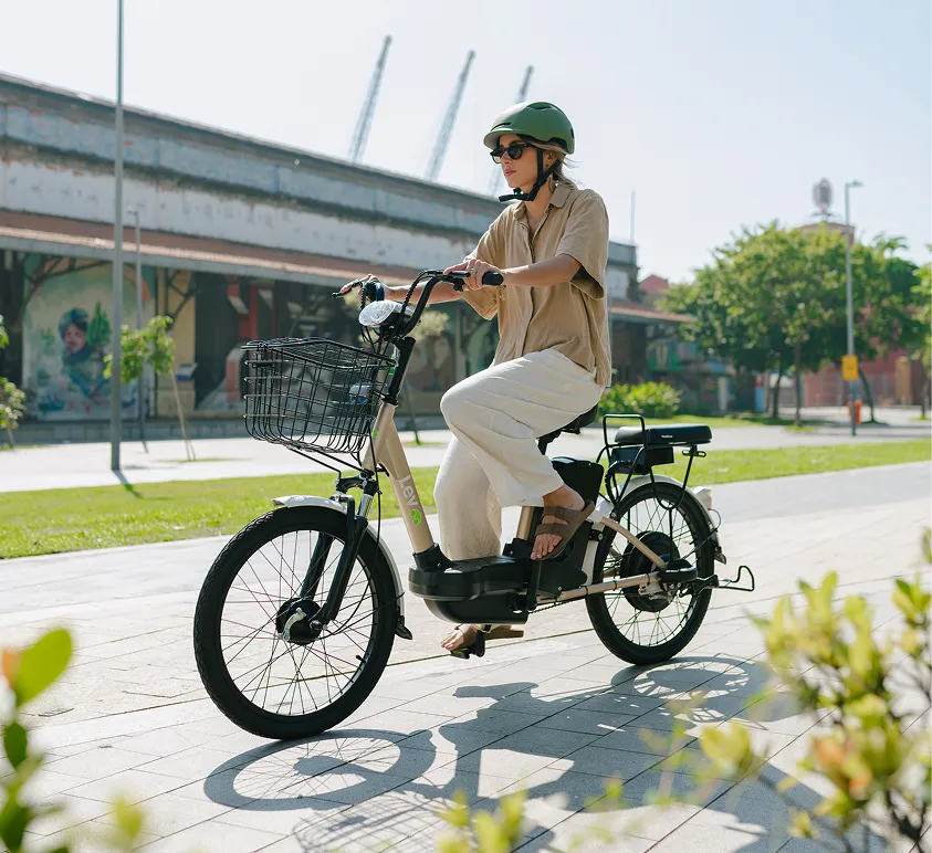 Ciclista com uma bicicleta Lev