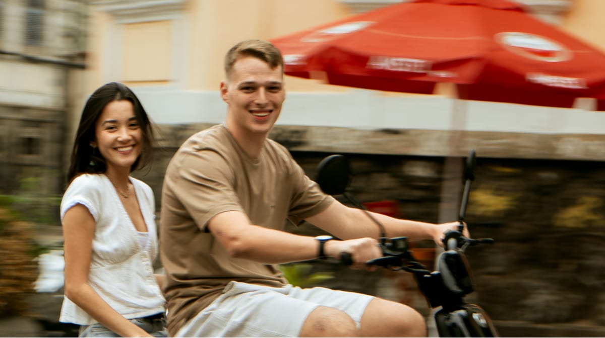 Casal andando de scooter Onn
