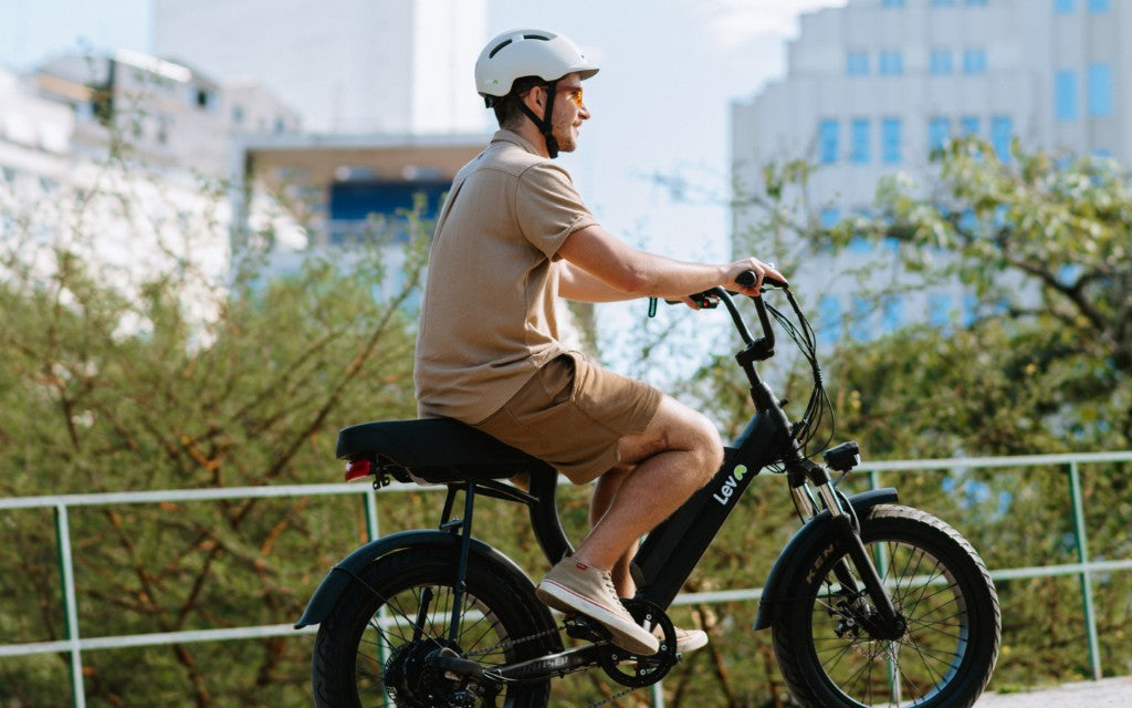 Ciclista Lev em área urbana