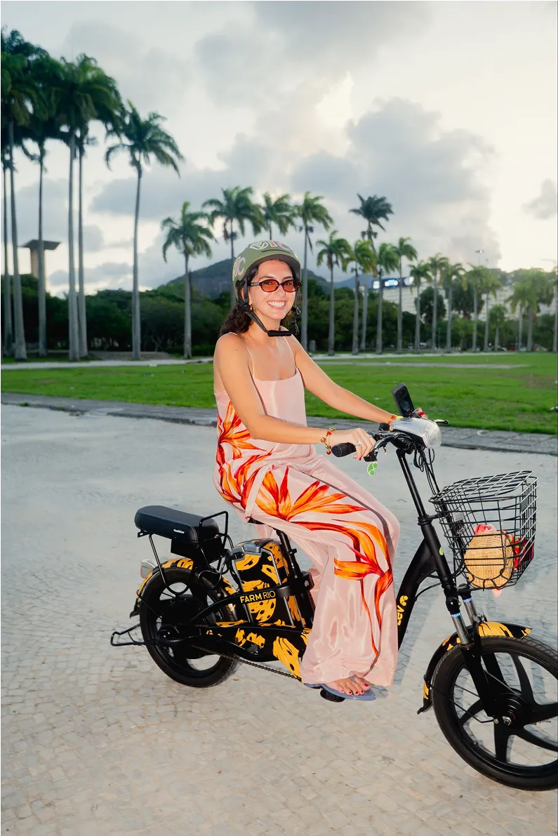 Bicicleta elétrica Lev x FARM com estampa Bossa Banana